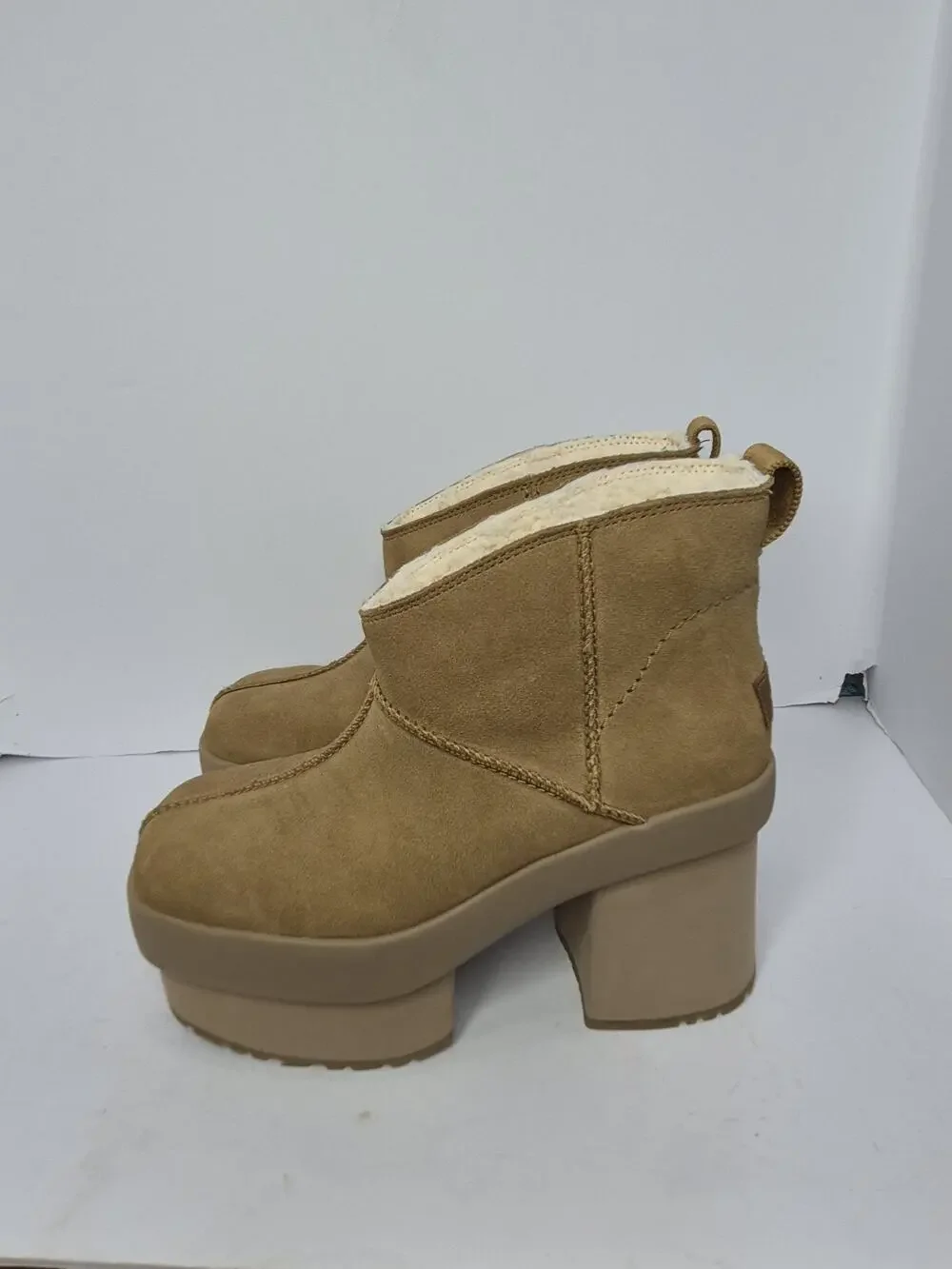 UGG New Heights Platform Mini Boot Tan Suede Shearling Lined Heel Women’s Size 8